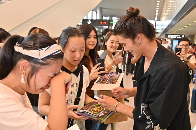 画像5: ダヴとブーブー、ファンの出迎え受けて来日