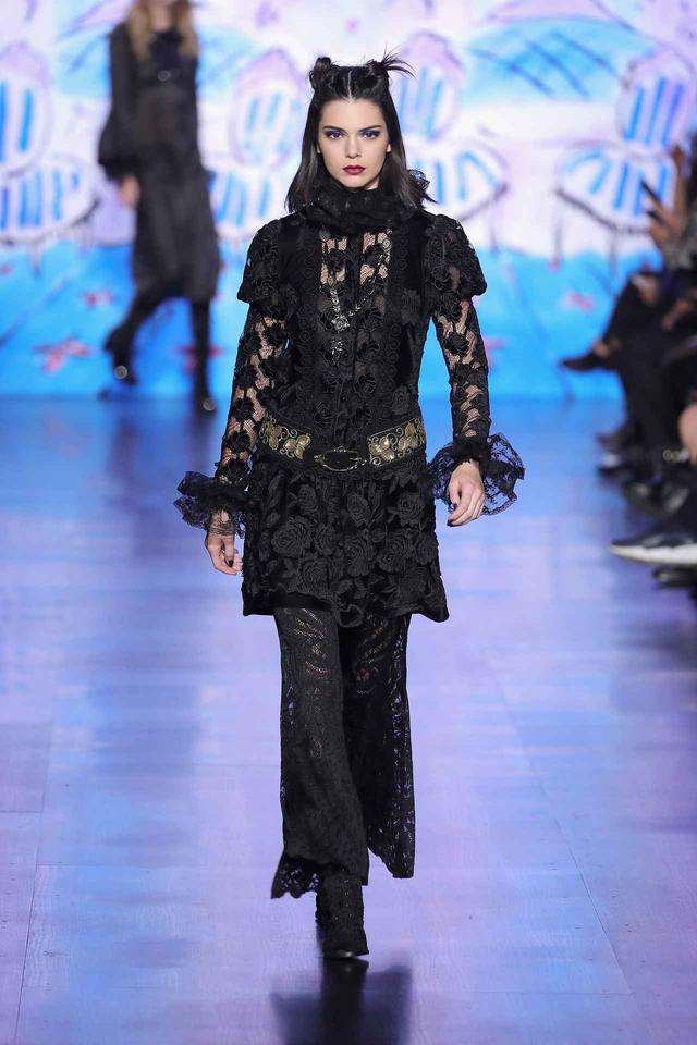 画像: 2017年にアナ スイ(ANNA SUI)のランウェイを歩いた際のケンダル。