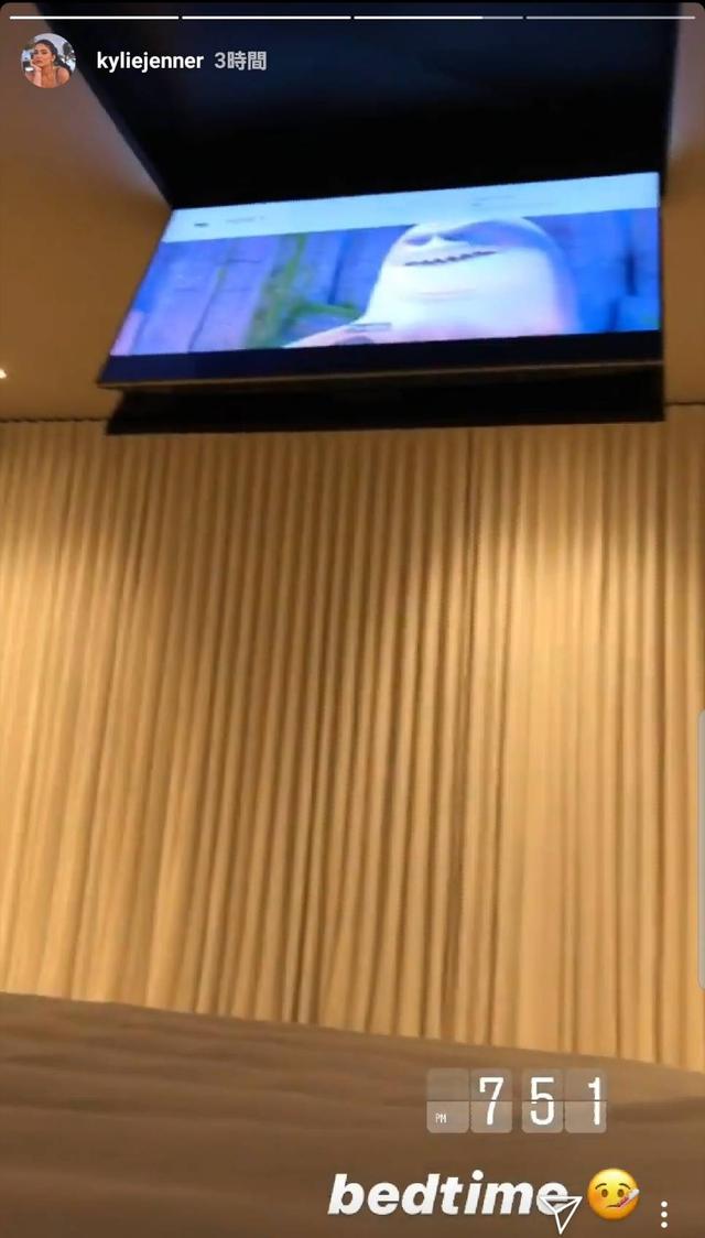 画像3: カイリーの自宅のテレビの位置に注目