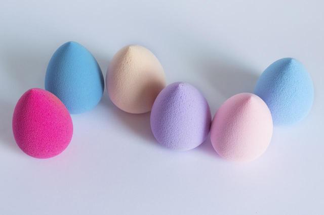 画像: スキンケアを肌になじませる