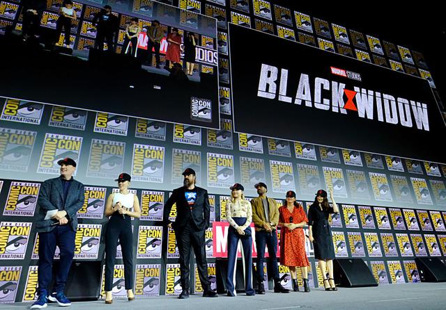 画像: マーベル・スタジオのケヴィン・ファイギ社長(写真左端)とともに7月に行なわれたコミコンのステージに登壇したキャストたち。左から:スカーレット・ヨハンソン、デヴィッド・ハーバー、フローレンス・ピュー、O・T・ファグベンル、監督のケイト・ショートランド、レイチェル・ワイズ。