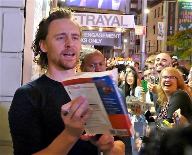 画像: 『Betrayal(背信)』の公演後、観客たちと会場外で交流するトム。