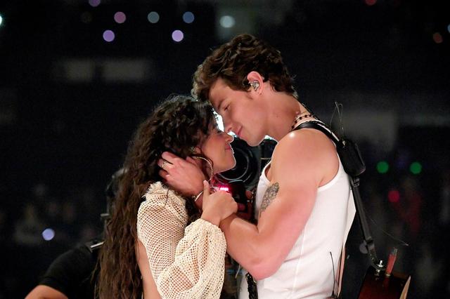 画像: MTVビデオ・ミュージック・アワードでの”寸止めキス”パフォーマンスは、会場に居たセレブやお茶の間の視聴者たちを悶絶させた