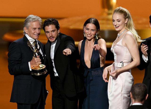 画像: 左から、プレゼンターを務めた俳優のマイケル・ダグラス、そしてキット・ハリントン、エミリア・クラーク、ソフィー・ターナー。