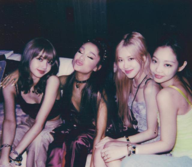 画像: 2019年コーチェラにて。この日BLACKPINKのメンバー、ジスは休養のために写真には写っていない。 www.instagram.com