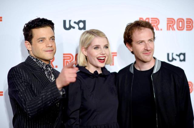 画像: 『MR.ROBOT / ミスター・ロボット』ファイナルシーズンのプレミアには、ラミと恋人のルーシー・ボイントンに並んでジョーの姿も。