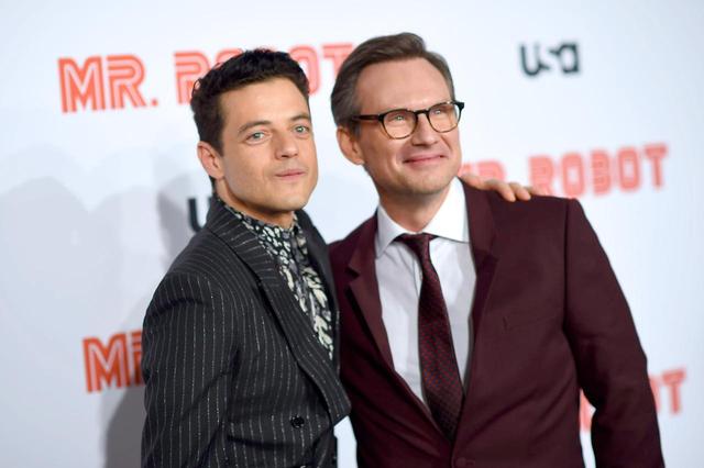 画像: 『MR.ROBOT / ミスター・ロボット』ファイナルシーズンのプレミアにて、ラミとミスター・ロボット役クリスチャン・スレイター。