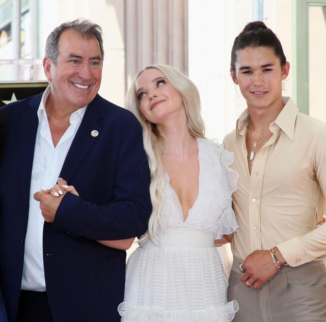 画像: 左から:ケニー・オルテガ監督、マル役のダヴ・キャメロン、ジェイ役のブーブー・スチュワート。ハリウッドの殿堂入りを果たしたオルテガ監督の星型プレート授与式にて。