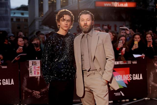 画像: ティモシーと監督を務めた俳優のジョエル・エガートン