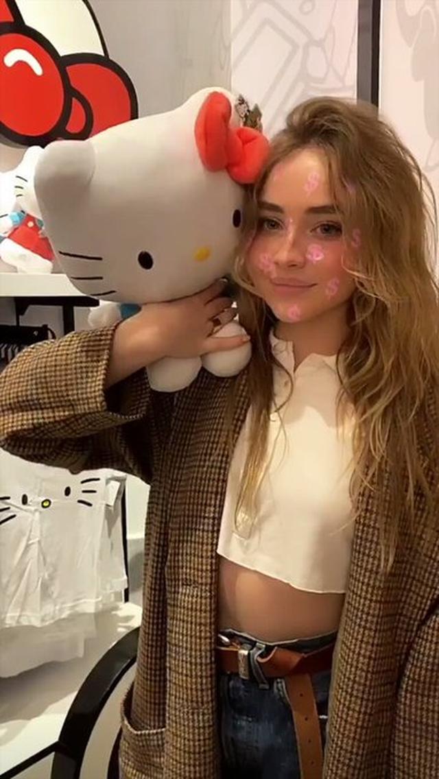 画像2: サブリナが、ぬいぐるみを手にニンマリ