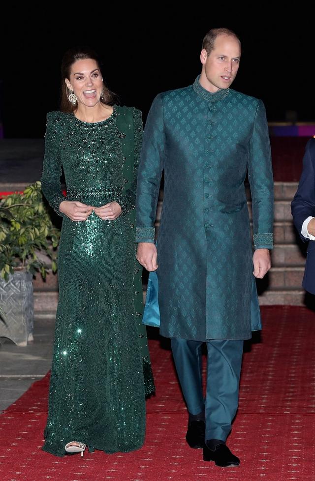 画像: キャサリン妃はお気に入りブランドJenny Packham(ジェニー・パッカム)のディープエメラルドのスパンコールがびっしりと配されたドレスを着用。