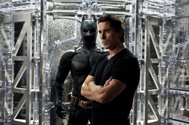 画像: 映画『ダークナイト ライジング』のワンシーン。同作では俳優のクリスチャン・ベールがバットマン役を務めた。