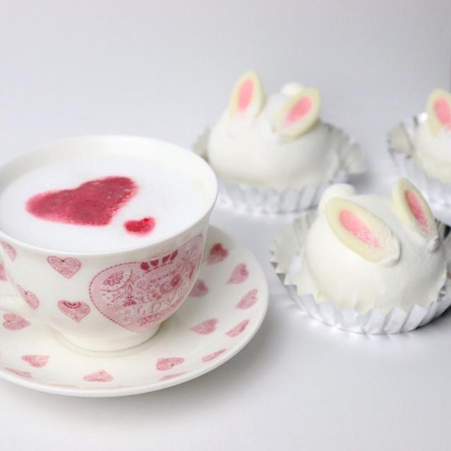 画像: ハートのカフェラテ&ウサギのチーズブッセ 1,100円 【写真はイメ―ジ】