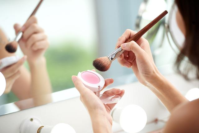 画像: チークをつけすぎた!自然になじませるカンタンお直し法