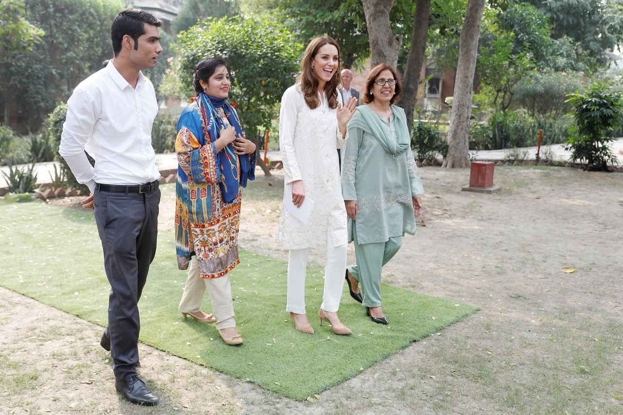 キャサリン妃、「4000円」の靴でジョージ王子シャーロット王女と『お揃コーデ』完成 FRONTROW