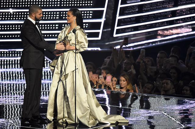 画像: 2016年のMTVビデオ・ミュージック・アワード(VMA)で特別賞を受賞したドレイクは、リアーナに向けて「愛の告白」とも取れる情熱的なスピーチを贈った。