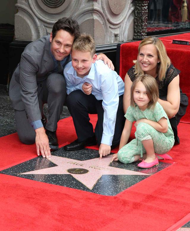 画像: 2015年にウォーク・オブ・フェイムに認定された際のお披露目イベントに、ポールは妻のジュリーと息子と娘と記念写真を撮った。