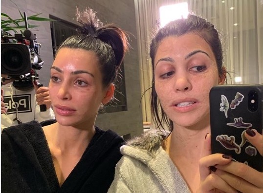 画像: ハナキュア・フェイスマスクをしたときのキム&コートニー。