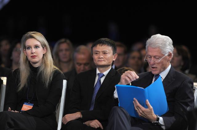 画像: ビル・クリントン元米大統領とアリババのジョセフ・マーCEOと並んで座るエリザベス・ホームズ。