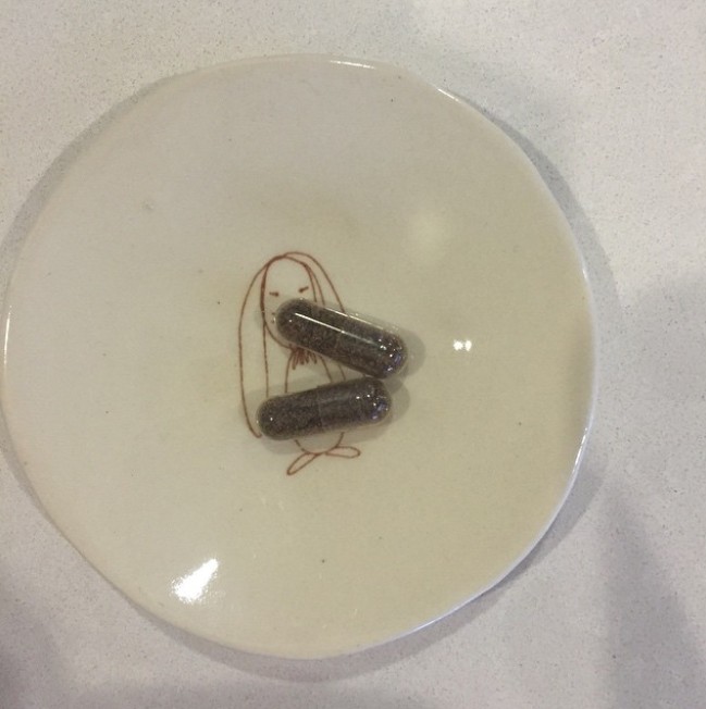 画像: コートニーSNSで公開した、カプセル入りのプラセンタ。