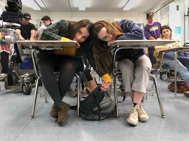 画像: 映画『Booksmart』で主役モリーとエイミーを演じたビーニー・フェルドスタインとケイトリン・ディーヴァー。劇中で、エイミーは同性愛者である。