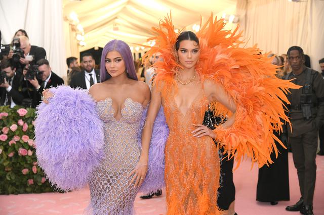 画像: 2019年のメットガラより。リアリティスターのカイリー・ジェンナー&モデルのケンダル・ジェンナー。