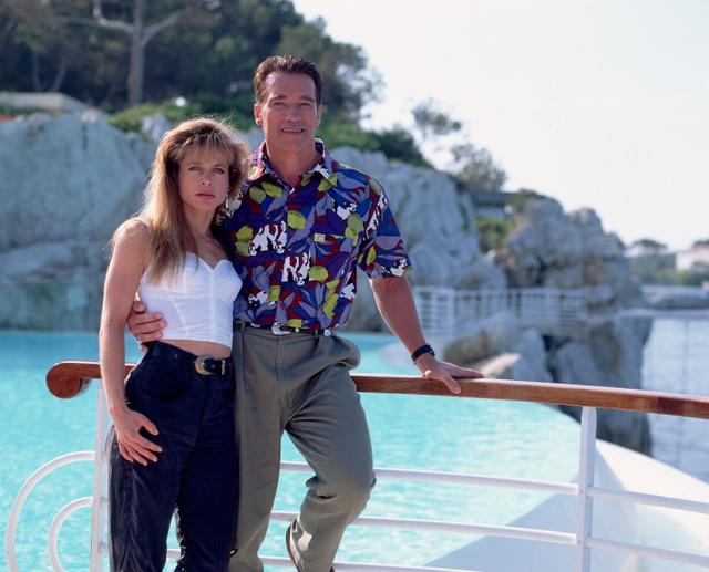 画像: 1992年のカンヌ国際映画祭参加のためアーノルドとフランス・カンヌを訪れたリンダ。