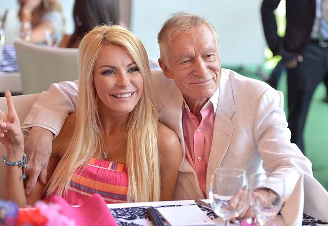 画像: ヒュー・ヘフナーと最後の妻クリスタル・ハリス。