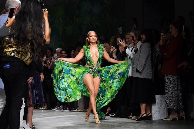 画像: ハイファッションブランド、ヴェルサーチェ(Versace)のランウェイで露出度高めな衣装を着こなすジェニファー。