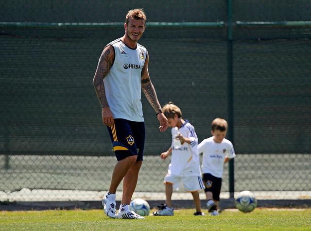 画像: 息子たちがまだ幼い頃、よくサッカーを教えていたデビッド