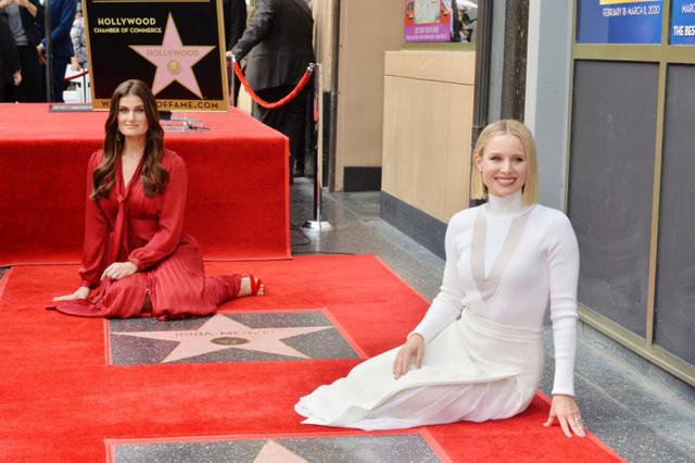 画像: 手前がクリスティン・ベル、奥がイディナ・メンゼル。