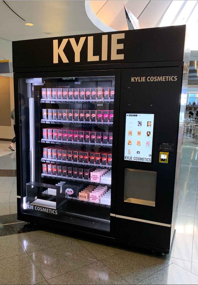 画像1: カイリーが自動販売機に隠したものとは?