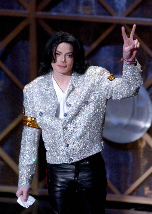画像: 2002年のAMAに登場したマイケル・ジャクソン
