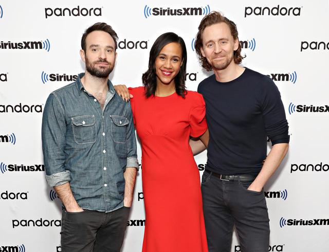 画像: 舞台『Betrayal』に出演するチャーリー・コックス(左)、ゾウイ・アシュトン(中央)、トム・ヒドルストン