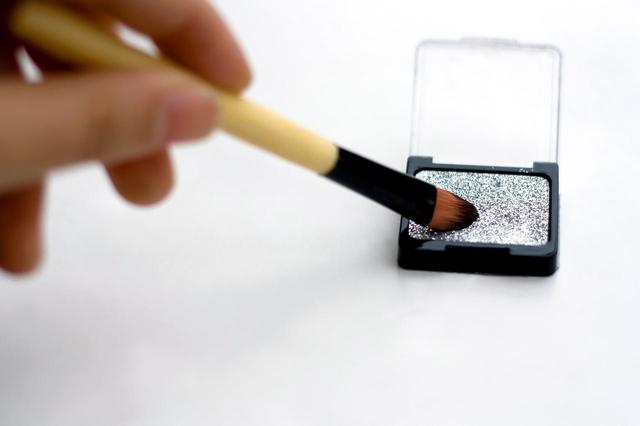 画像2: ヨレがちな場所にはマットのアイシャドウを
