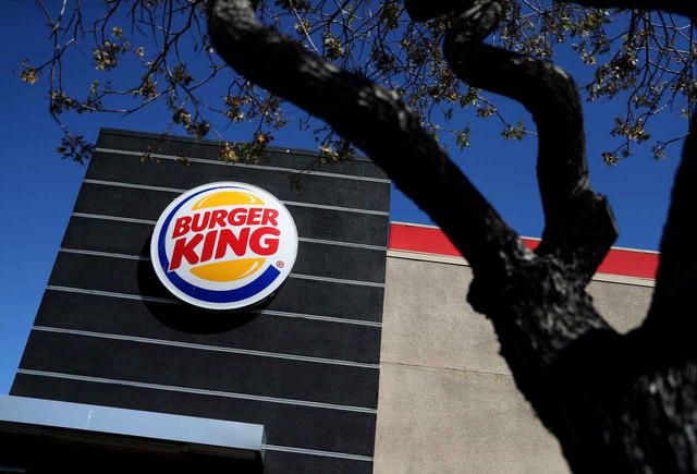 画像1: マクドナルドにいた男性が向かった先は?
