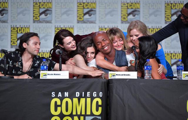 画像: 仲が良いことで知られる『SUPERGIRL/スーパーガール』のキャストたち。