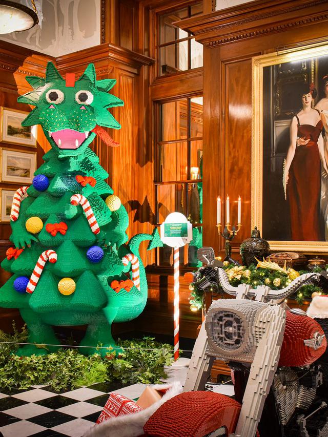 画像: ドラゴン型のクリスマスツリー