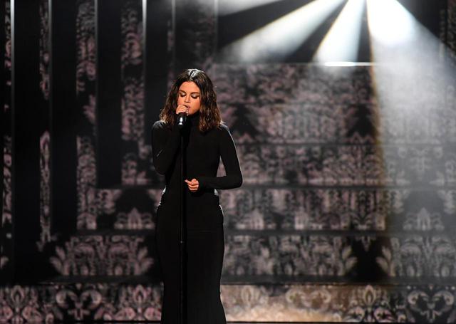 画像: アメリカン・ミュージック・アワード(AMAs)で同曲と「Look At Her Now」を初披露したセレーナ。
