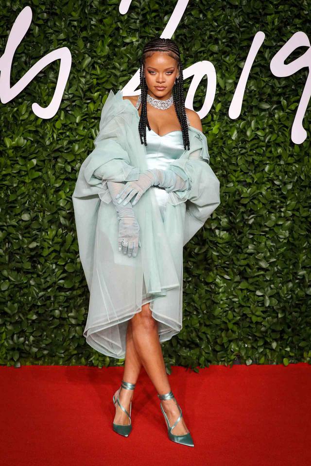 画像: 自身のブランドFentyのドレスを着用するリアーナ。