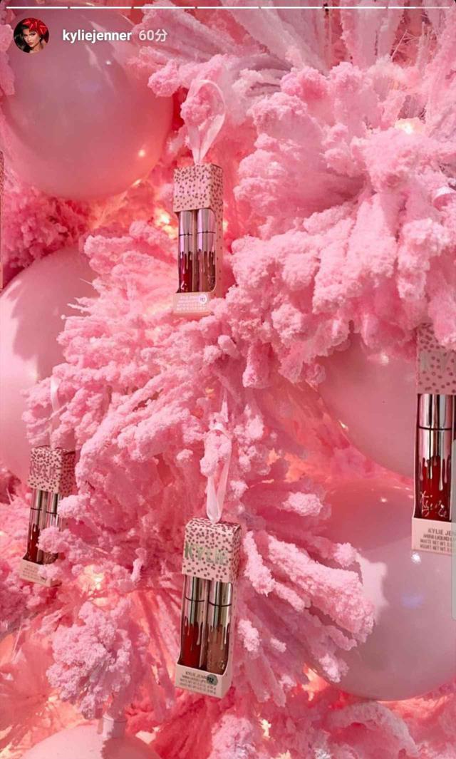 画像2: カイリーがクリスマスツリーをお披露目