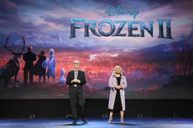 画像: クリス・バック監督&ジェニファー・リー監督。2019年8月に行なわれたディズニーのファン向けイベントD23 Expoにて。