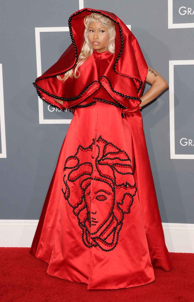 画像: ヴェルサーチェ(Versace)のレッドドレスに身を包み、フードを被って登場したニッキー・ミナージュは、まるで"赤ずきんちゃん"を彷彿とさせる姿に。ブラッククリスタルでブランドの象徴であるメデューサがデザインされた、特別なカスタムメイドのドレス。