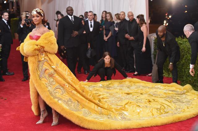 画像: メットガラの歴史に残る、ドラマティックなイエローのグオ・ペイ(Guo Pei)のドレスは制作に約2年の月日が費やされ、長さは4.8メートルにも及び、総重量は約25kg。当時無名のデザイナーであったグオ・ペイの作品を、リアーナが自らネットで見つけたことを告白して話題に。