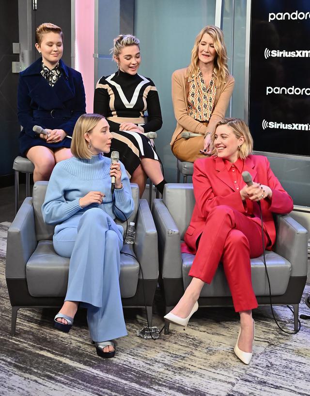 画像: 姉妹役の3人とガーヴィグ監督、マーチ家の母親ミセス・マーチ役のローラ・ダ―ン(後列右)が出演したラジオの公開録音番組も不在だった。