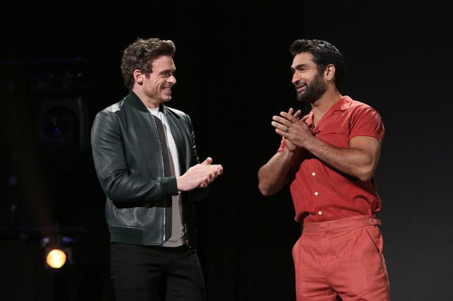 画像: 同じく『エターナルズ』に出演のリチャード・マッデン(左)とクメイル