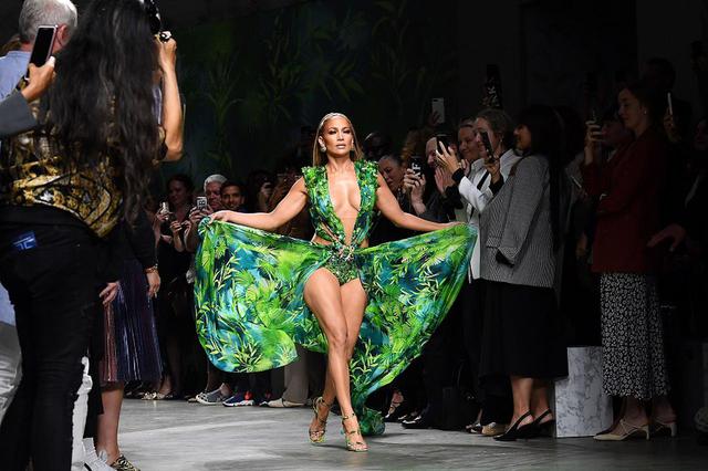 画像: ハイファッションブランド、ヴェルサーチェ(Versace)のランウェイで露出度高めな衣装を着こなすジェニファー。