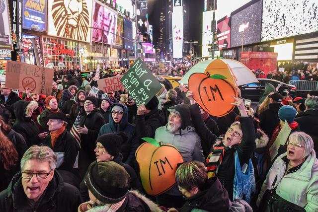画像: 下院での弾劾審議の前夜には、全米でトランプ大統領の弾劾を求める集会が行なわれた。NYタイムズスクエア。