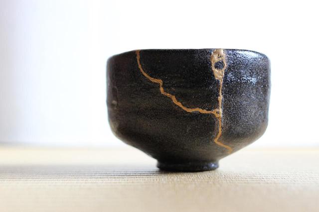 画像: ヒビだらけのマスクに込められた意味