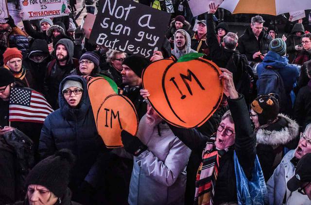 画像: 桃のイラストに「IM」の文字を加えて、弾劾(=Impeach)を訴えたプラカードも多く見られた。